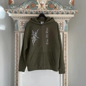 One of one - Limited One of One hoodie i skitsnygg grön. Nyskick, säljer då den är för stor på mig som har XS i vanliga fall. Dock skitsnyggt om man gillar oversize. Sitter perfekt på någon som är S-M herr/dam.