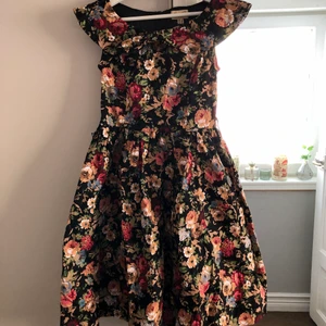 Vacker Blommig Klänning - En jättevacker blommig klänning från Lindy Bop! Fin krage och dragkedja i ryggen! 