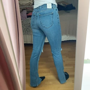 Zara Jeans med slits  - Zara Jeans med slits nertill, strl 38. Aldrig använda,lapp finns kvar.  Vid frågor är det bara att skriva!🥰