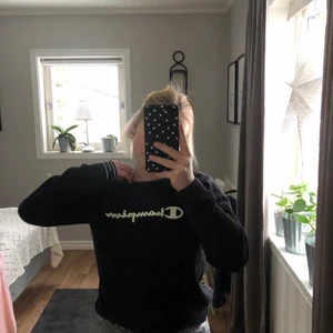 Champion sweatshirt  - En tröja jag inte använder längre och vet heller inte vad jag köpte den för så säljer den för ett billigt pris❤️Är i storlek medium, men skullle säga den är lite i stoleken☺️ vid frågor eller annat är det bara att höra av sig. Säljer en likadan fast beige!