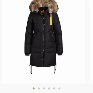 Parajumper jacka  - Jag säljer min parajumper jacka i bra skick för 2500kr, kan även tänka mig att gå ner i pris vad snabb affär. Modell-long bear svart, storlek S men skulle även säga att den passar som XS-M. Skriv till mig vid intresse och bilder på jackan.