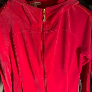 Juicy Couture Rosa stl xs - Säljer denna fina huvtröja från Juicy Couture! Storleken är en xs men skulle passar mig som vanligtvis bär S. Den är rosa och har två fickor. Så fin! Mer rosa i verkligheten än på bilderna! Pris kan diskuteras men det som jag angett är inklusive frakt. Aldrig använd! 