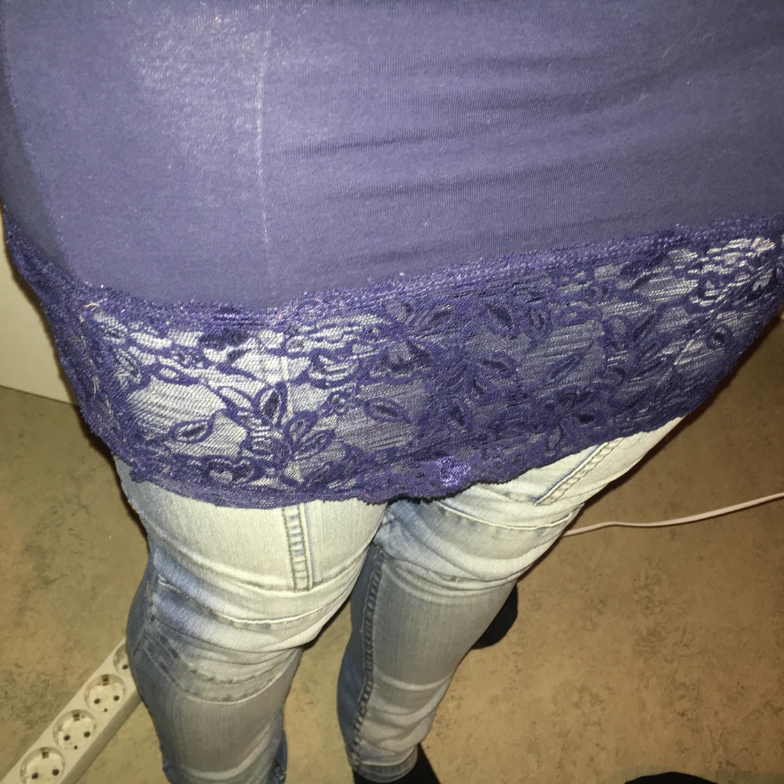 Mörkblått linne med spets  - 90