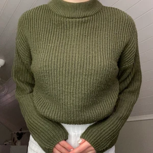 Stickad tröja - Superskön stickad tröja från h&m. Tröjan är i storlek S och är i fint skick. Den är lite croppad och har en lite högre hals 🤍 Säljer för 80kr + 66kr frakt