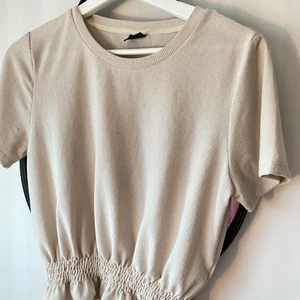 Beige tshirt från gina - Beige tshirt från Gina i storlek S