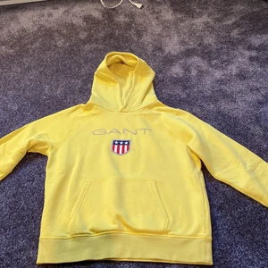 Gant hoodie  - Säljer en fin gul gant hoodie. Använt Max 2 gånger, så superfin kvalite. Den är i storlek 170 och kostar 200kr