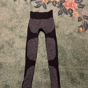 Träningens byxor med super mycket Stretc - Tajta träningsbyxor byxor med mycket Stretch som får att din bak del ser större ut;) Anledningen varför jag vill inte hade plagget var för att jag gick upp i vikt:( 