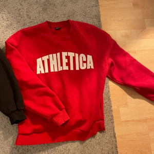 Collegetröjor  - Jätte snygga trendiga collage tröjor från ginatricot. Röd 150 kr storlek M. Svart och grå storlek S 100kr.