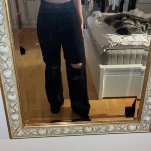 Straight jeans 34 - Oanvända, svarta jeans från Bershka med hål vid knäna. Riktigt bra skick, inga konstigheter ⚡️