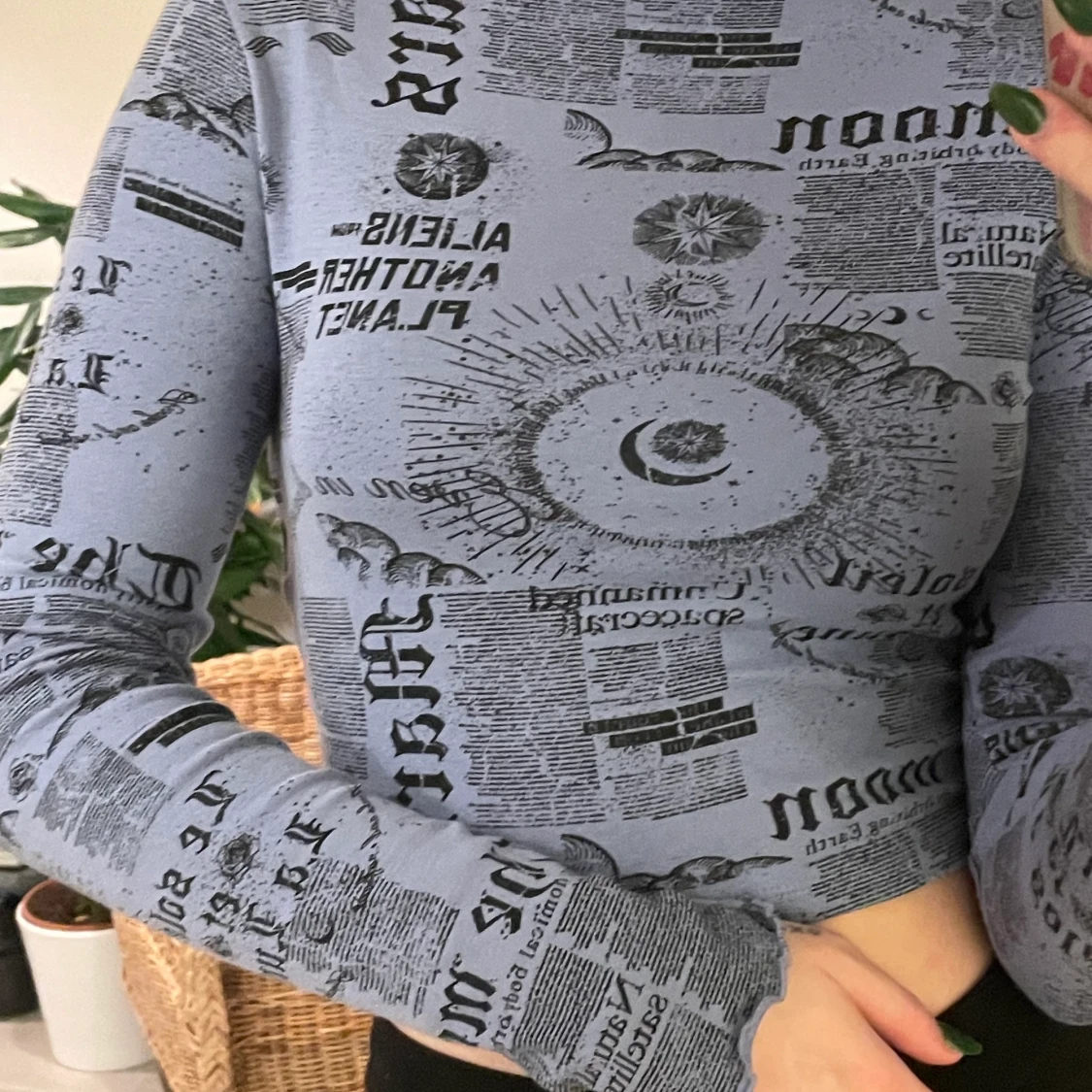 Tidningsmönstrad blå tröja från Berschka