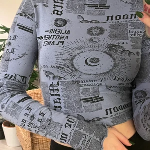 Tidningsmönstrad blå tröja från Berschka - Tunn men inte genomskinlig tröja från Bershka. Tidningsmönster och symboler täcker hela tröjan. En blå/grå färg. Storlek S, passar också M, då den är stretchig! Jätteskönt material. Har fina detaljer vid slutet av ärmen och i kragen. Originalpriset var kring 175kr, säljer för 75kr + frakt. Pris kan diskuteras! Kan även mötas upp i Uppsala! Skickar gärna fler bilder💙