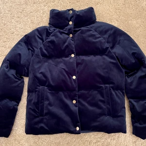 Täckjacka - SAMMET - Täckjacka i midnattsblå sammet💙 Från märket On Parle De Vous, Paris. Helt oanvända från min mammas butikslager, finns i strl 34 och 36. Nypris: 2499 kr Ditt pris: 700 kr ☺️