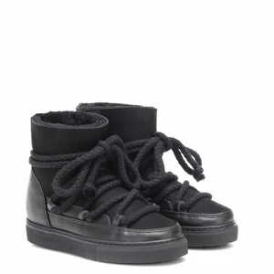 Svarta inuikkii  - Jag säljer mina svarta inuikkii’s eftersom jag har 2 par! Nypris 2499kr. Storlek 41 men är små i storleken så dom passar mig som i vanliga fall har 40. Skriv privat vid intresse och vad ni skulle kunna tänka er köpa dom för💓