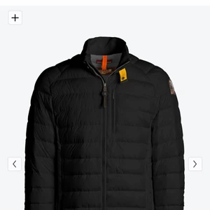 Parajumpers super light weight jacka  - Jag säljer denna Parajumper jacka i XS för jag hittat en varmare jacka och har ingen användning för denna mer. Det är inga märken eller hål på jackan den är i väldigt bra skick. Jag köpte den för typ 2 månader sedan för 4,299kr. Jag står för frakten, Pris kan också diskuteras.