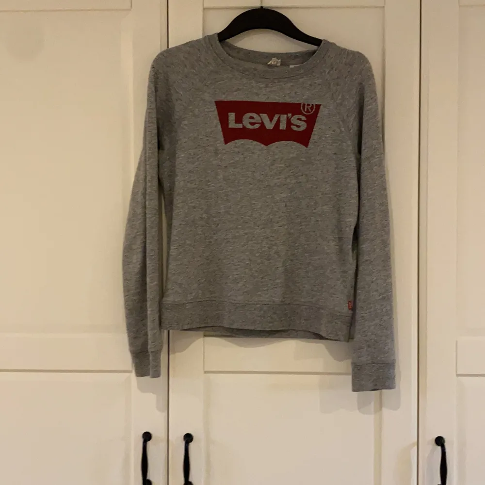  Jättefin Levis tröja. Säljer för att det inte är min stil längre. Skriv per för fler bilder . Tröjor & Koftor.