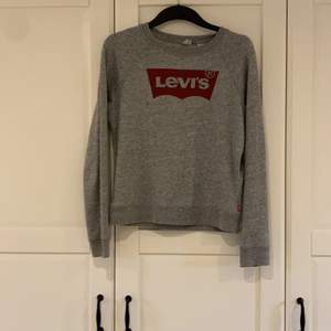  Jättefin Levis tröja. Säljer för att det inte är min stil längre. Skriv per för fler bilder 