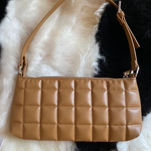 Handväska  - Helt oanvänd handväska från monki i fuskläder brun/beige perfekt skick. 