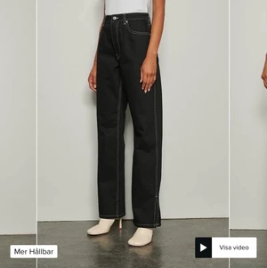 Svarta jens med sidoslits i strl 36 - Ett par riktigt snygga jeans från NA-KD som jag fick i julklapp som tyvärr var för små. Ej använda och prislapp står kvar. Ord pris är 599 men kan börja på 450. Budgivning i kommentarerna. Skriv privat för fler bilder. 