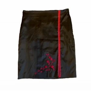 Silkeskjol - Kjol i silkesmatrial, inspirerad av östasiatisk stil. Från H&M i storlek 42 men eftersom jag sytt in den passar den en S nu.