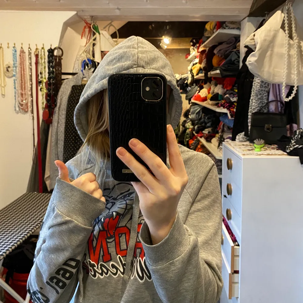 Superskönt hoodie från Gina tricot, köpt för längesen men använd fåtal gånger. . Hoodies.