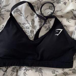 Säljer denna sport bh från gymshark då den tyvärr är för liten på mig. Ordinarie pris 349kr💖