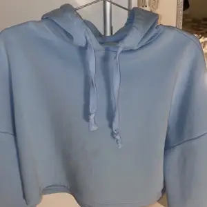 säljer min blåa hoodie från ginatricot, nypris var ungefär 300 om jag minns rätt. den har två små fläckar där fram som ni kanske ser på bilden. 
