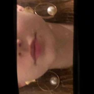 Örhängen  - Ett par örhängen och de är inte äkta guld de är väldigt dålig kvalets men jag säljer de för 10kr köpte de för 30kr