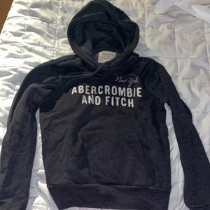 Abercrombie & Fitch hoodie S - Mörkgrå huvtröja med rosa och vit text. Använt denna minimalt, den är i riktigt bra skick! 