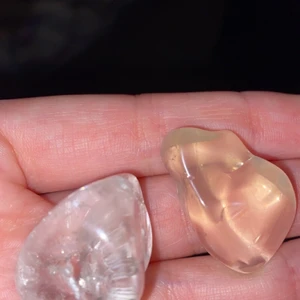 Citrin och bergskristall  - Säljer en citrin (kan vara naturlig citrin men itne säker) och en bergskristall. Bergskristallen är 25kr och citrinen är 20kr, båda för 40kr