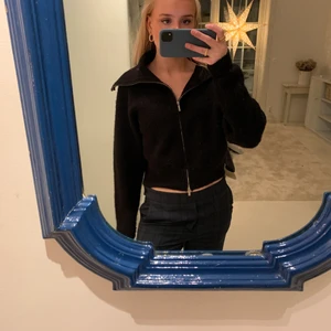 Kofta  - Säljer denna stickade kofta från Nakd, slutsåld men nypriset var 499kr. Aldrig använt och frakten kostar 66kr. Byter ej!