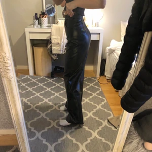 Skinnbyxor strl 34 - Säljer dessa skinnbyxor pågrund av att dom inte kommer till användning, aldrig använda, nypris 216 kr💕 köpta på shien.