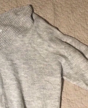 Grå tröja  - Inte för tjockt men inte för tunt heller. Passar bra på L/M och S men för S kommer det va lite oversized.