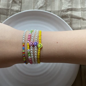 Pärlade armband - Bracelets - 30kr st - fri frakt vid köp av 3st  Annars +13kr frakt Armbanden är gjorda på elastisk tråd! - Dessa armbanden kan man ha till allt! Lätta att matcha till andra armband pågrund av att de ej har någon förlängningskedja⭐️ - Man får bestämma hur stora man vill att armbanden ska vara själv genom mått!💕  Dessa är mina favoriter just nu eftersom de är så lätta att matcha med andra smycken!!!💐