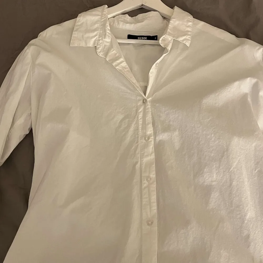Super fin skjorta från bik bok som bara är testad en gång, säljer pga att det inte är min stil, nypris 299kr men säljer för 100kr+66kr frakt🤍. Blusar.