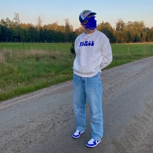 Vit Sweatshirt SKTBS - Vit sweatshirt ifrån Sweet SKTBS. Tröjan är i bra skick. Plagget är i storlek M (Herrstorlek). Kontakta oss om du har några fler frågor!😊