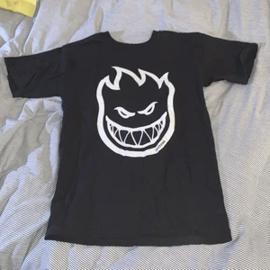 Spitfire t-shirt Small - Svart spitfire tshirt. Använd en gång nör jag fick den i present och den var för liten så 10/10 cond inge cracking på trycket eller hål i tröjan
