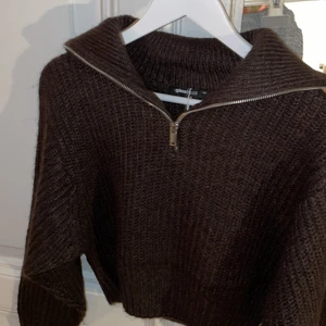 Stickad tröja  - Fin brun stickad tröja från Gina tricot i XS petite. I nyskick med prislapp kvar! Nypris 399kr