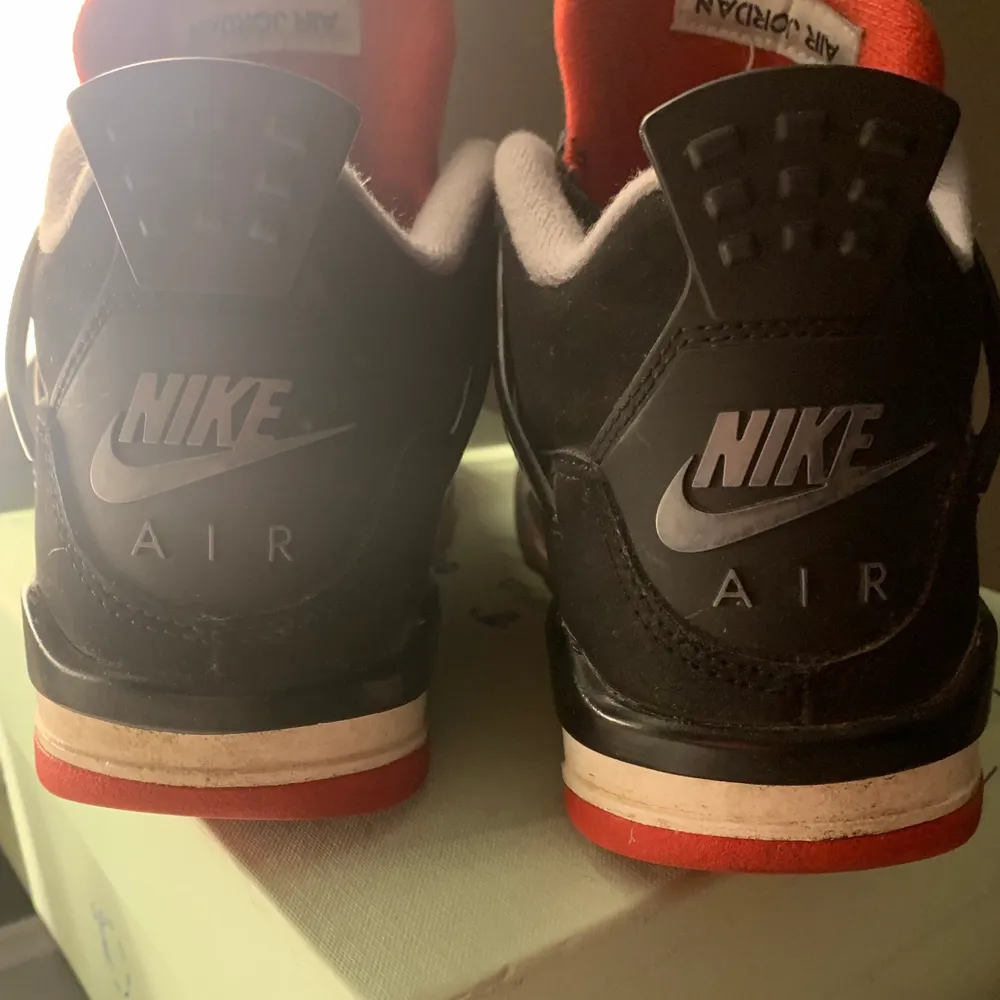 Jordan 4 black cement i storlek 36,5.  ej använda mycket har inte lådan tyvärr. Skriv vid fler frågor . Skor.