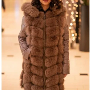 Pälsjacka  - Använd max 10 gånger. Det är äkta päls på jackan och ärmarna går att ta bort så det blir till en väst samt att luvan går att tas bort. 