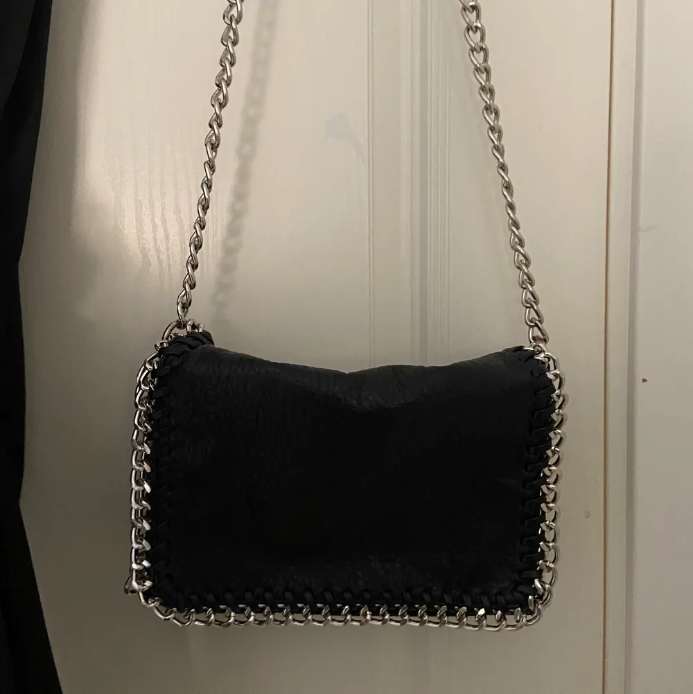 Jag säljer min jätte fina Tiamo väska! Den är lite rostig (se på bild 3) men det är absolut inget man tänker på, annars är den i ett fint skick. Pris är 300kr +frakt💞. Väskor.