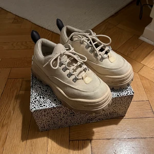 Eytys Angel 39 - Eytys Angel Ecru. Storlek 39. Knappt använda. Nypris 2400kr. Box och dustbag medföljer om önskas. Finns att hämta på Östermalm alt. Gärdet. Kan skickas om kund står för frakt. 