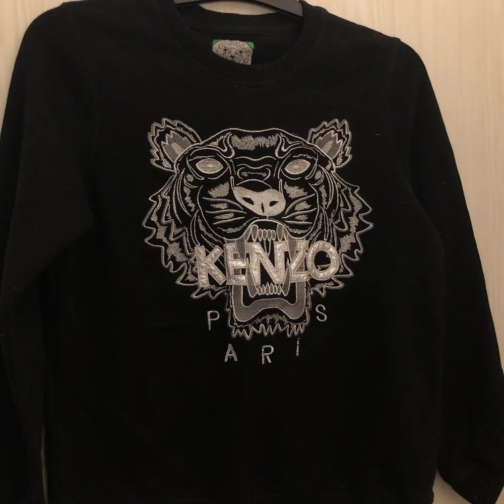 Kenzo-tröja som jag fått i present för cirka två år sedan. Säljer då den tyvärr ej kommer till användning. Strl:M men passar mig som är S. Köparen står för frakt 📦 💗. Tröjor & Koftor.