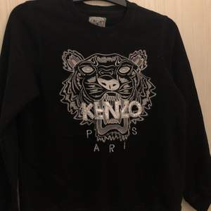 Kenzo-tröja som jag fått i present för cirka två år sedan. Säljer då den tyvärr ej kommer till användning. Strl:M men passar mig som är S. Köparen står för frakt 📦 💗