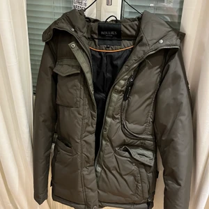 Hollies jacka - Storlek 36, mycket bra skick på jackan då den inte kommit till användning ordentligt. Färgen är mörk grön. Finns även en vit päls till jackan som man kan sätta på samt ta av. Jackan köptes inne på salt förra året. Skriv för fler bilder💓💓 (kunden står för frakt) (priset kan diskuteras)