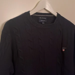 Gant stickad tröja - Mörkblå. Storlek XL som känns som en S/M.