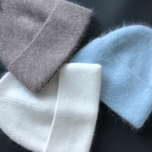 Mössor - Säljer dessa mössor! (OBS bara den ljusbrun kvar) i Kashmir och bomullsblanding! Helt oanvända såklart! Säljer för 199kr st! 💕köparen står för frakt men kan mötas upp i sockholm annars! 