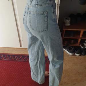 Wide leg jeans från weekday. Är för stora för mig och har därför inte kommit till någon användning 