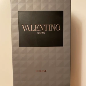 Valentino Uomo intense EJ ÖPPNAD  - Valentino uomo intense som endast är testad, säljer då den inte passade mannen. HERRPARFYM. 50ml köpt ifrån KICKS 