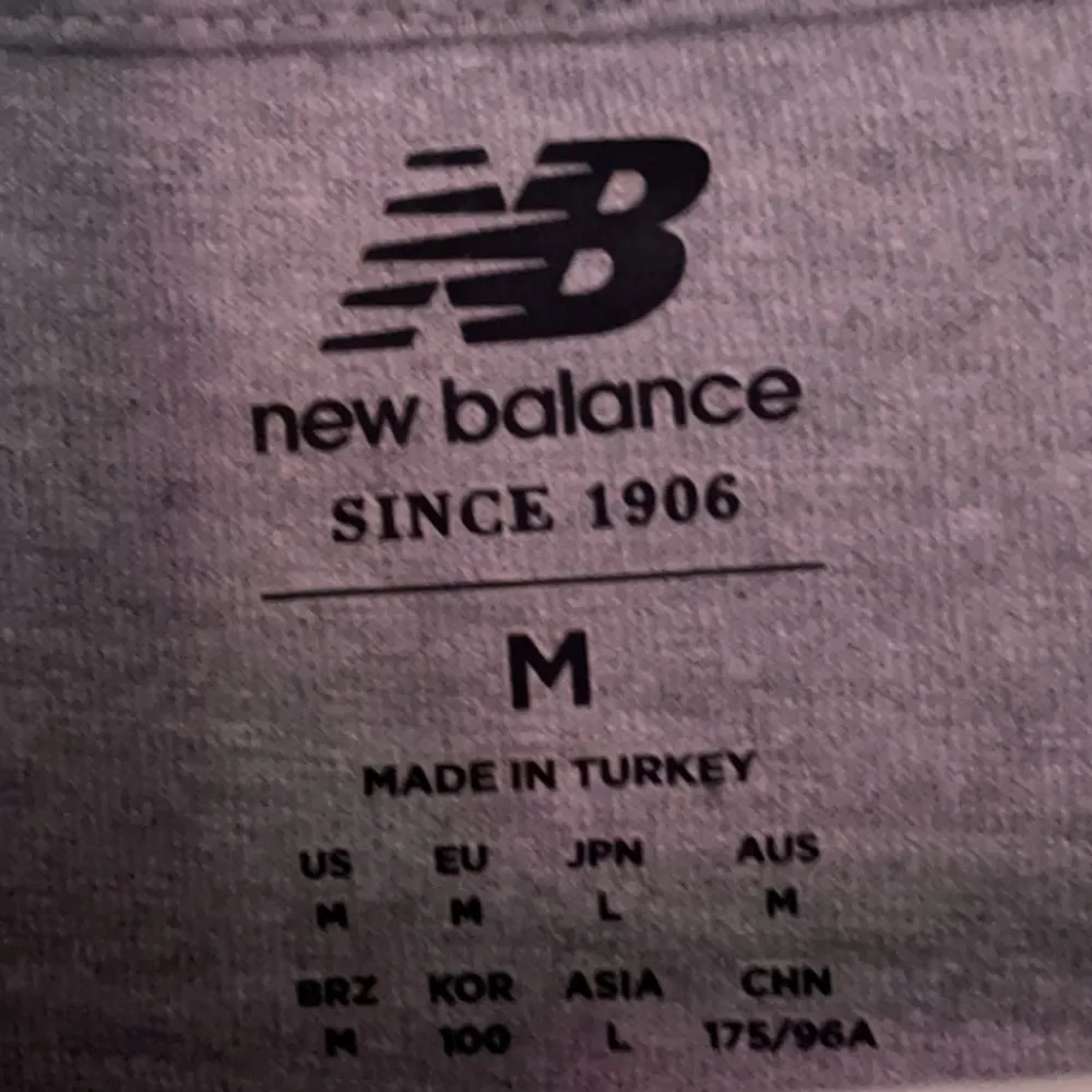 New balance t-shirt i mycket bra skick och använd ett fåtal gånger och inga synliga fel. Storlek M. Färg: Grå. Om du undrar mått eller fler bilder är det bara att slänga iväg ett DM. . T-shirts.
