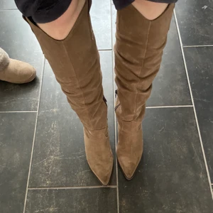 Boots  - Jättefina mocka boots i strl 37 men något större i storleken. Fint skick, men lite smutsiga på tån. Köpta på scorette för 2500kr. Pris kan diskuteras 